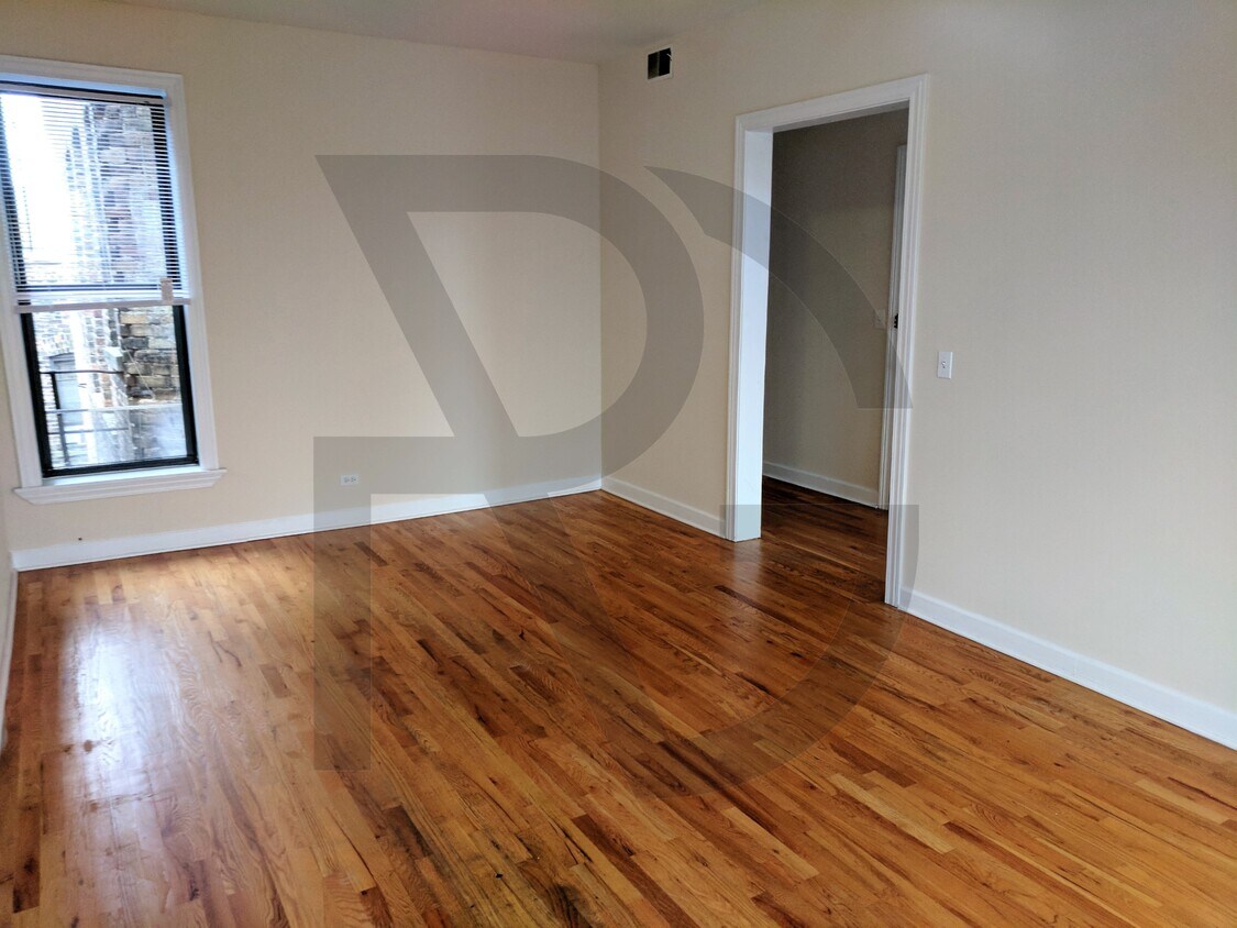 Building Photo - 627 W Oakdale Ave