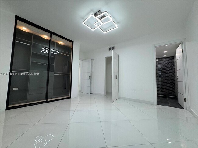 Building Photo - 999 Brickell Bay Dr