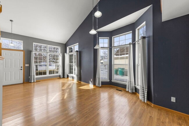 Building Photo - 14215 S Longview Ln