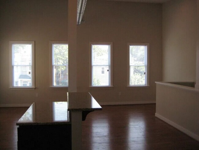 Building Photo - 1517 W Cary St