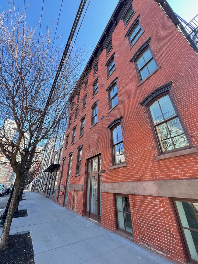 Building Photo - 141 Christopher Columbus Dr