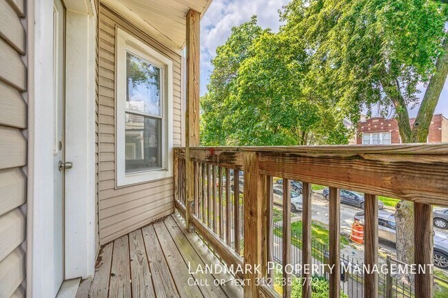 Building Photo - 2947 N Avers Ave