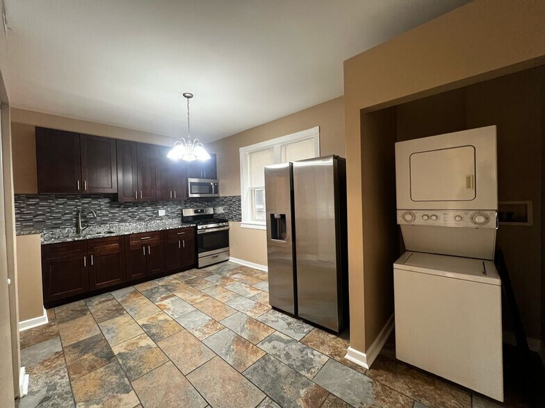 Building Photo - 735 N Hamlin Ave