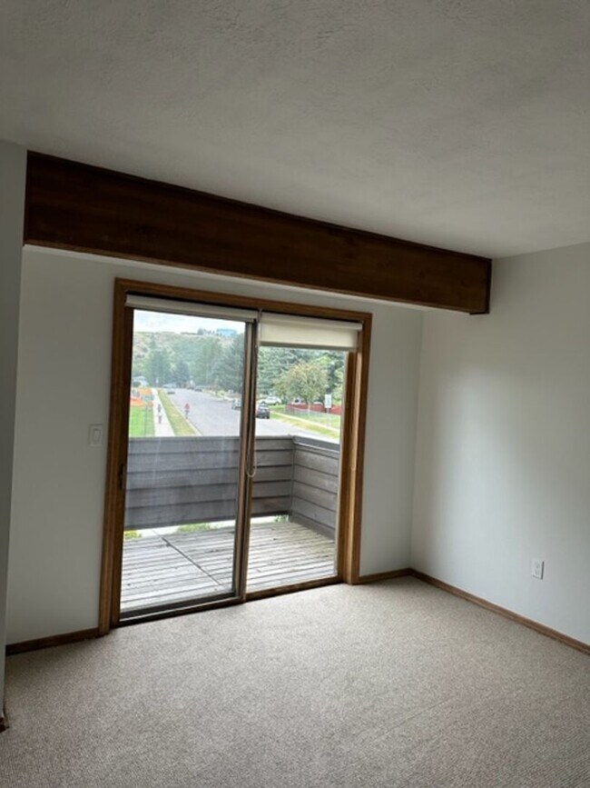 Building Photo - Beautiful Townhome