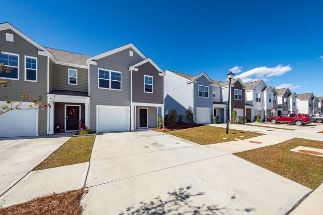 Building Photo - 3 Bedroom, 2.5 Bathroom Townhome in Caroli...