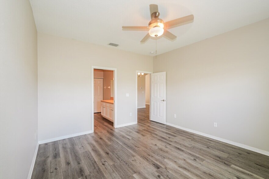Building Photo - 748 Star Pointe Dr