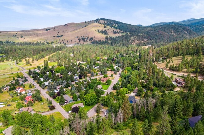 Building Photo - 3 Bed, 2.5 Bath House in the Rattlesnake