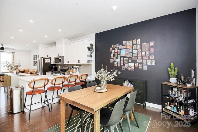 Building Photo - 256 Parkwood Ave