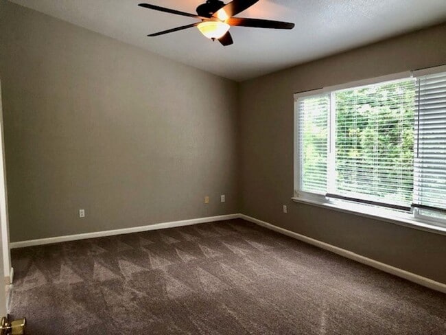 Building Photo - Spacious and beautiful 3 bedroom 2.5 bath ...