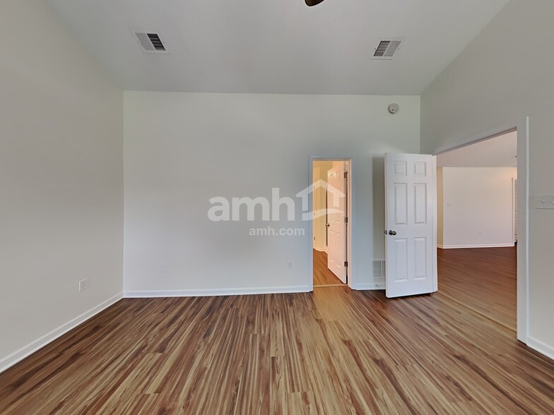 Building Photo - 2605 Hunters Pointe Dr