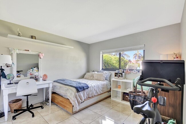 Building Photo - 932 Evergreen Dr