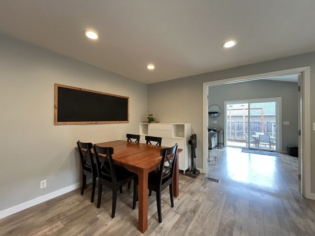 Building Photo - Charming Home Near Nike Campus with Vaulted Ceilings & Updated Kitchen