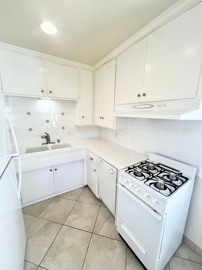 Building Photo - La Playa 1 bedroom, 1 bath Steps to Bay & Point Loma Village