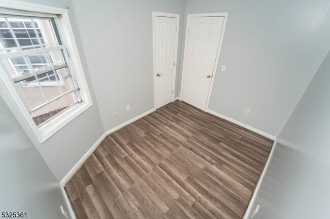 Building Photo - 331 Straight St