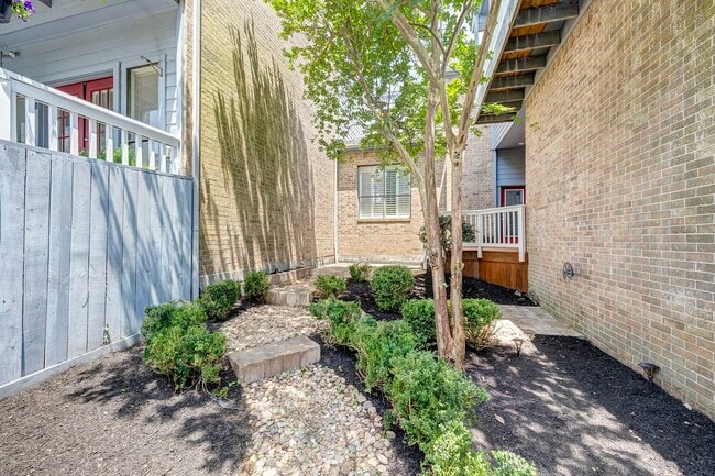 Building Photo - 2601 S Broadway St