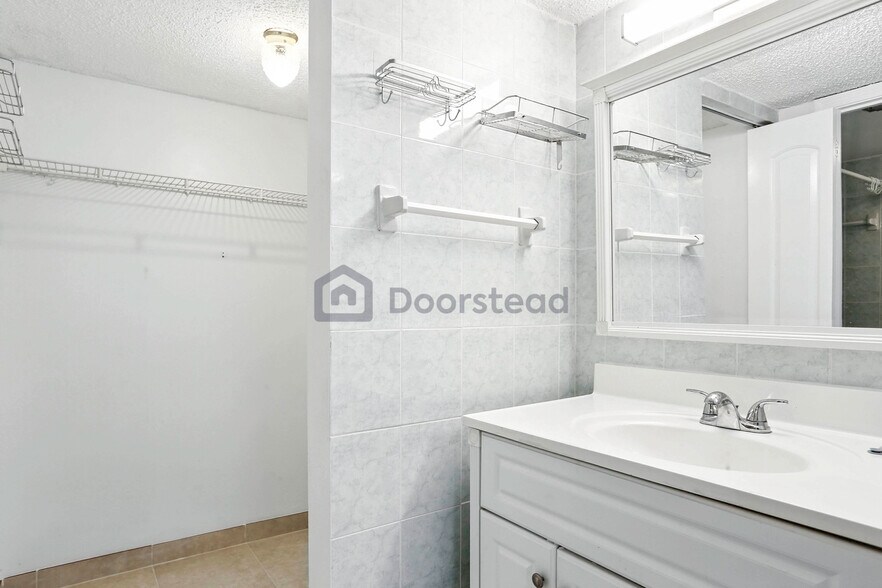 Building Photo - 3050 Norwood Pl