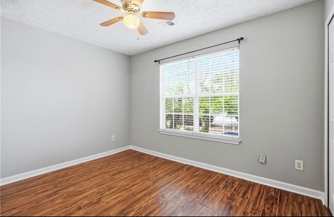 Building Photo - 2BR Townhome in Summerhill with Garage and Exterior Maintenance Included