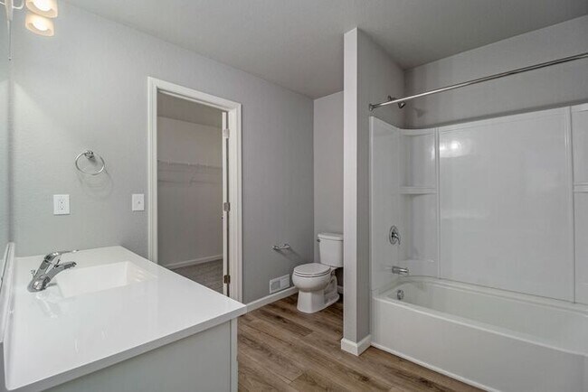 Building Photo - 5659 Claremount St