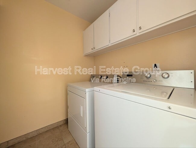 Building Photo - 1155 Holly St