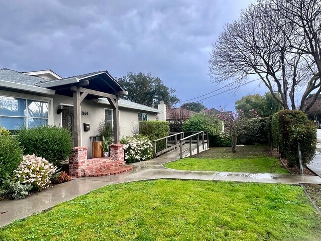 Building Photo - 1874 Villa St