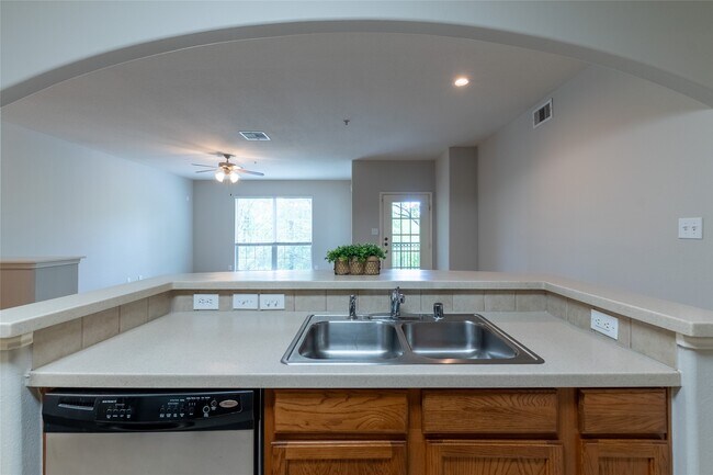 Building Photo - 6607 Lake Woodlands Dr