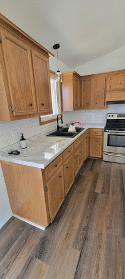 Building Photo - 3-4 bedroom bi level