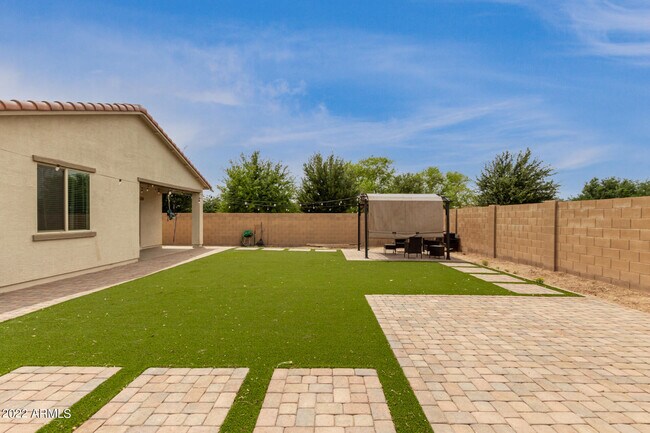 Building Photo - 1610 E Jardin Pl