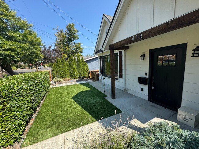 Building Photo - 418 20th Ave