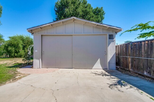 Building Photo - Large single family 4 Bed, 2 1/2 Bath Home...