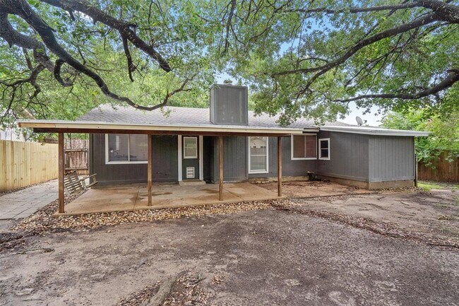 Building Photo - 701 Riverwood Dr