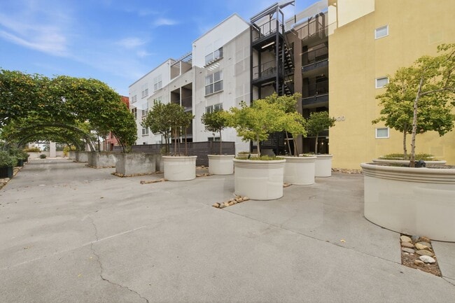 Building Photo - 8100 Oceanview Terrace