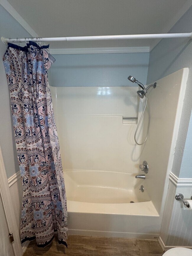 Building Photo - 3 bed 2 bath house with 2 car garage in great area!