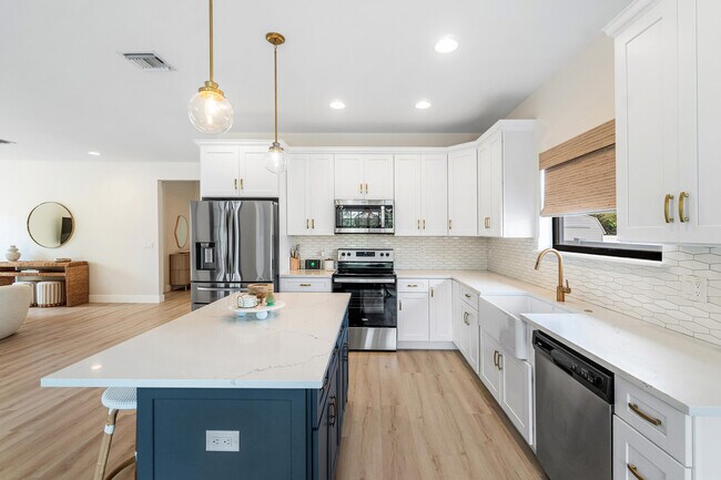 Building Photo - 7606 S Olive Ave