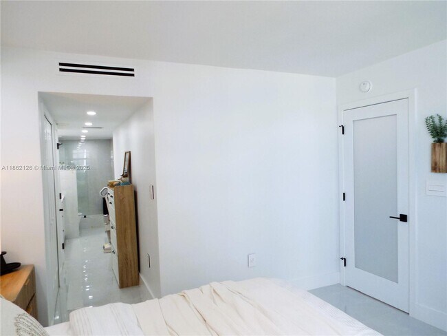 Building Photo - 5701 Collins Ave