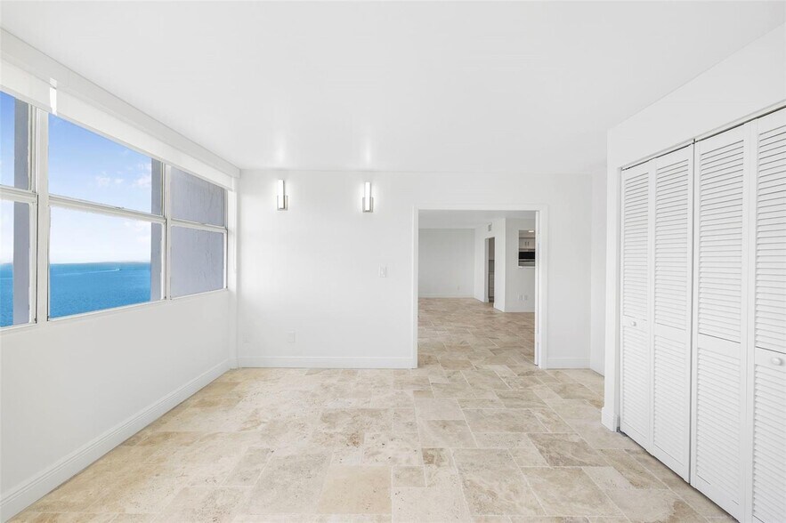 Building Photo - 1420 Brickell Bay Dr