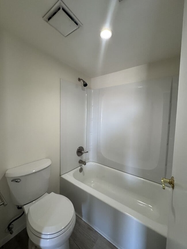 Building Photo - 850 S River Dr