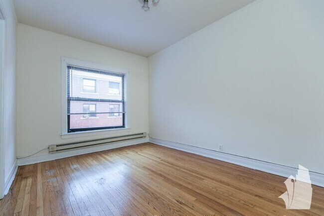 Building Photo - 813 W Waveland Ave