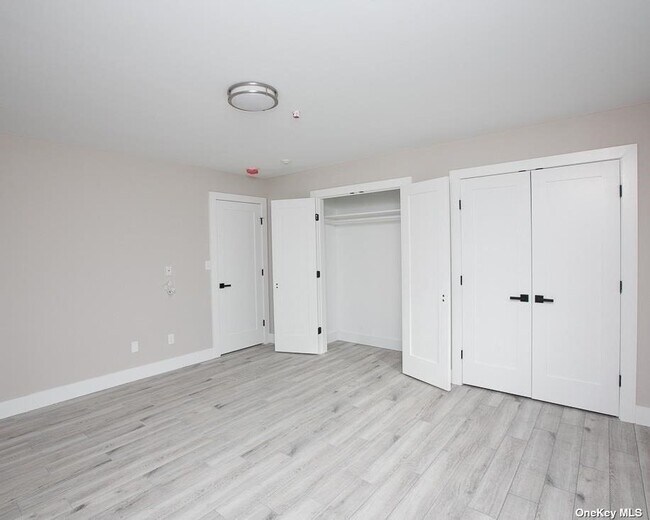 Building Photo - 170 W Montauk Hwy