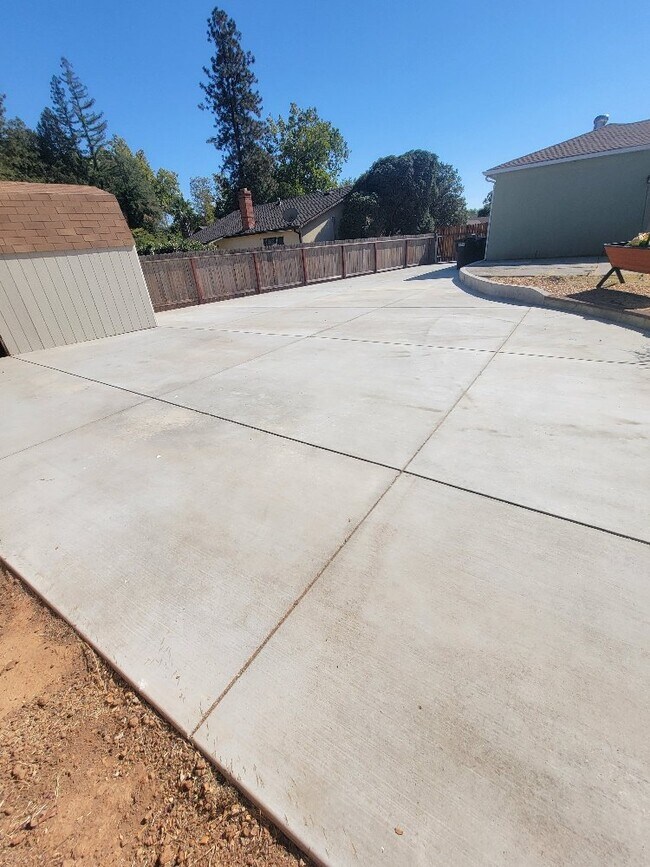 Building Photo - "Charming 3-Bed, 1.5-Bath home