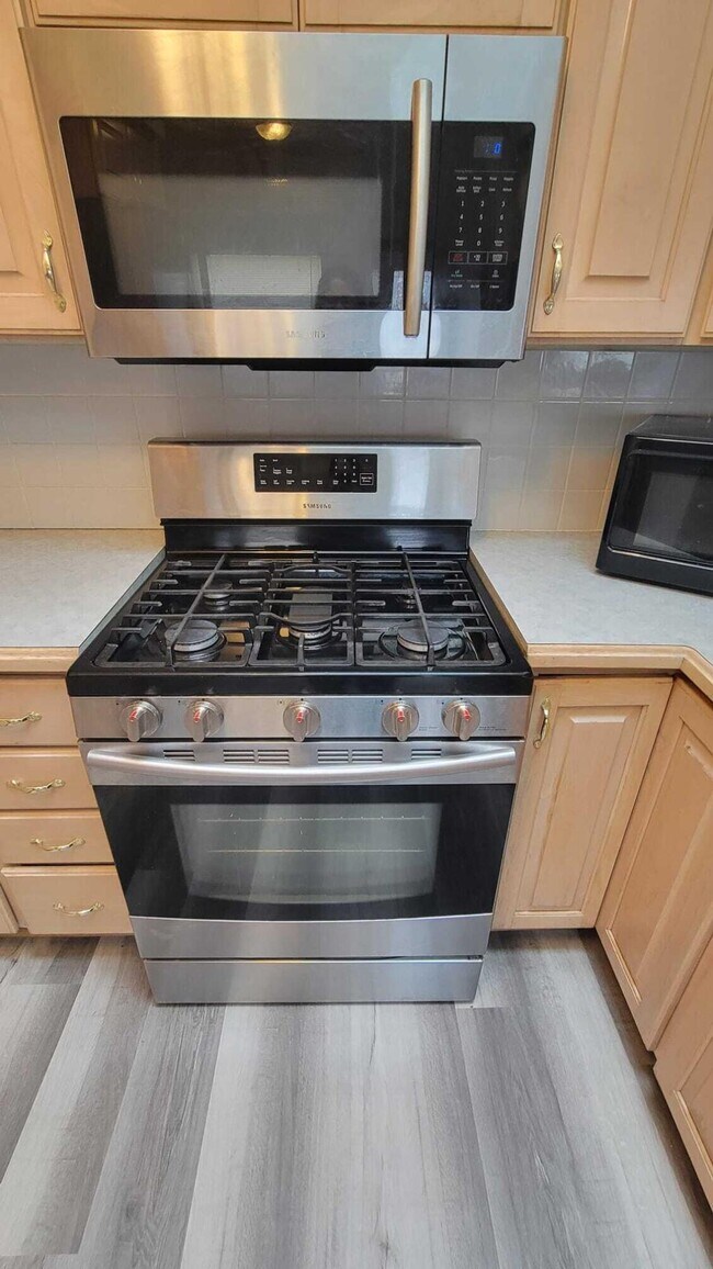 Building Photo - 655 Robinwood Dr