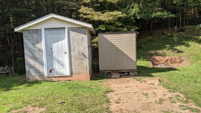 Building Photo - Great 3 Bedroom 2 Bath Home in quiet resid...