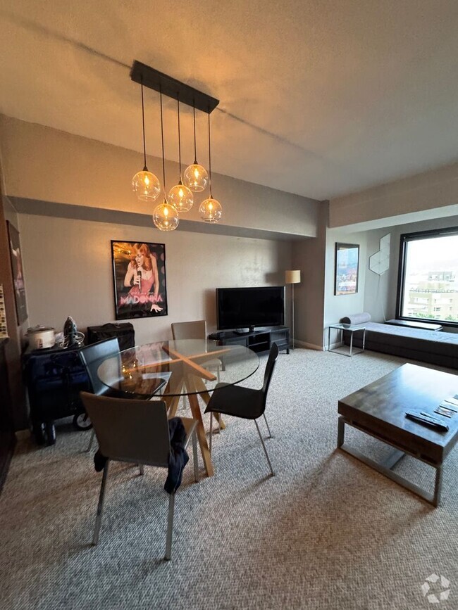 Building Photo - Lovely and Stylish Condo - 1 Bed, 1 Bath a...