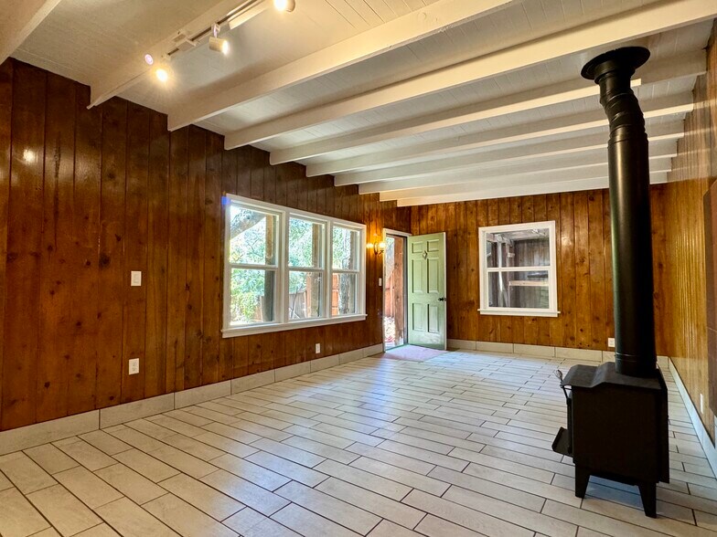 Building Photo - 1619 Oak Dr