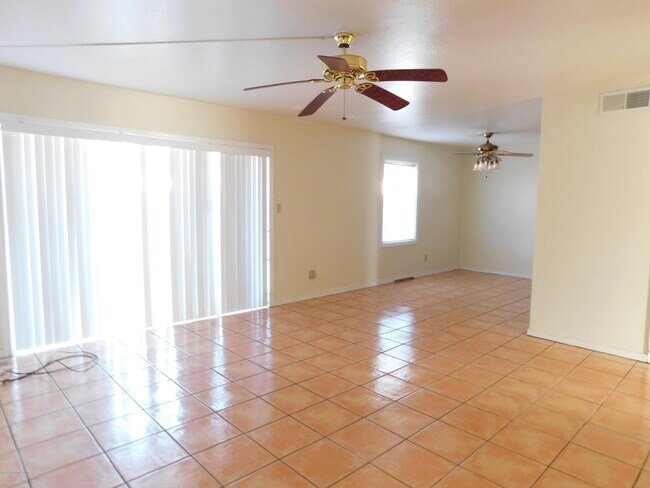 Building Photo - 155 E Colonial Ct