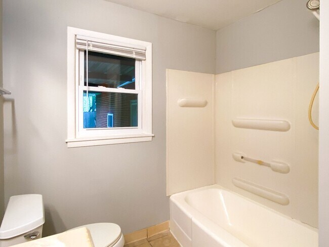 Building Photo - Beautiful 3 bedroom home recently updated