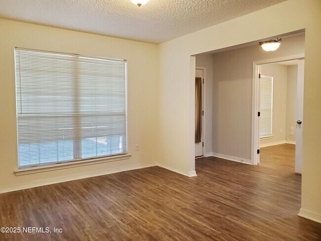 Building Photo - 2149 Pine Tree Ln