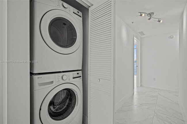 Building Photo - 400 Sunny Isles Blvd