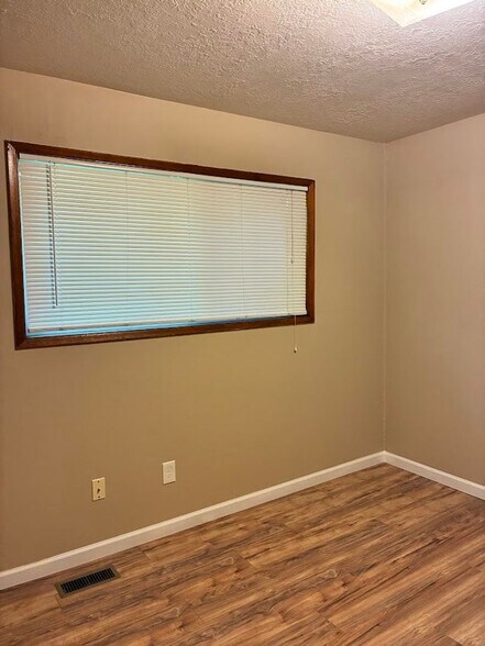 Building Photo - 4122-4130 SE Howe St