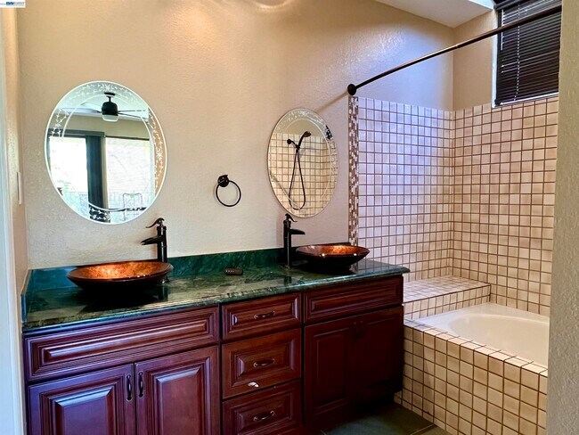 Building Photo - 3089 Lakemont Dr