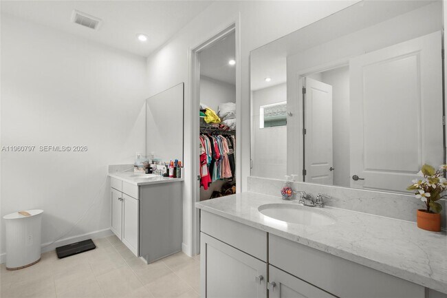 Building Photo - 13461 SW Bally Dr